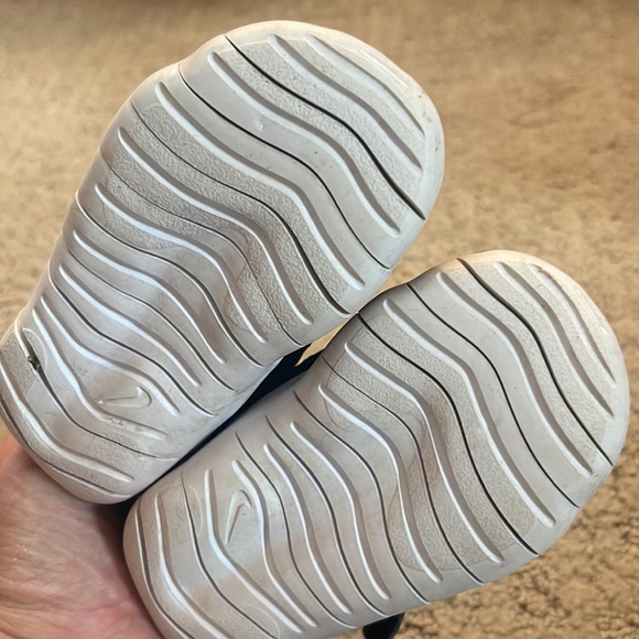 Baby Nikes - Picture 3 of 4